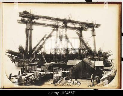 Questa immagine storica mostra la costruzione del Forth Bridge, un sito patrimonio dell'umanità dell'UNESCO, visto dall'isola di Inchgarvie. La foto cattura un momento significativo nella storia dell'ingegneria, mostrando le prime fasi della costruzione del ponte nel XIX secolo. Foto Stock