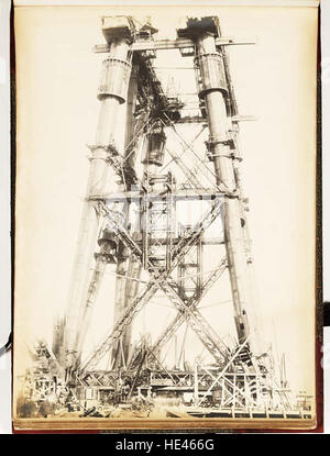 L'immagine mostra il Forth Bridge nelle sue prime fasi di costruzione, con la struttura a sbalzo che si avvicina ai due terzi della sua altezza finale. Completato nel 1890, questo iconico ponte scozzese è una meraviglia ingegneristica, nota per il suo design distintivo e il suo significato storico. Foto Stock