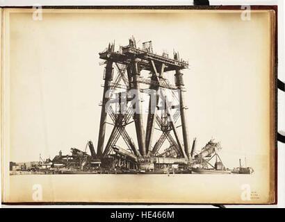 Il Forth Bridge, in costruzione a Fife, in Scozia, è una delle meraviglie ingegneristiche del XIX secolo. L'immagine presa dal molo del villaggio sul lato ovest mostra la struttura in acciaio del ponte mentre inizia a prendere forma. Foto Stock