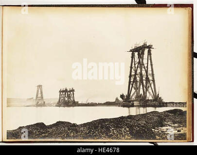 Questa immagine storica mostra la costruzione del Forth Bridge, uno dei monumenti più rappresentativi della Scozia. La fotografia cattura le tre sezioni a sbalzo che vengono assemblate dalla costa meridionale, una meraviglia ingegneristica della fine del XIX secolo. Foto Stock