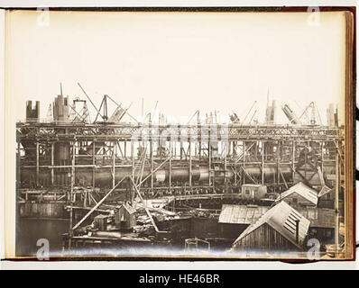 Questa fotografia storica mostra il completamento dei lavori di sollevamento al Forth Bridge, scattati a Inchgarvie durante la sua costruzione. L'immagine cattura la monumentale realizzazione ingegneristica del ponte durante le sue prime fasi. Foto Stock