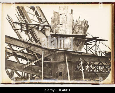 Questa immagine storica mostra la costruzione dettagliata del Forth Bridge in Scozia, una meraviglia dell'ingegneria del XIX secolo. L'immagine evidenzia la giunzione dell'elemento superiore del ponte, una caratteristica chiave nella sua costruzione. Foto Stock