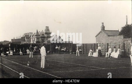 Una fotografia storica di una partita di tennis a Seaton Carew, probabilmente con il reverendo Pattison, mette in risalto i primi giorni di questo sport. L'immagine cattura l'aspetto sociale del tennis alla fine del XIX secolo o all'inizio del XX secolo. Foto Stock