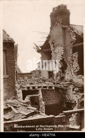 Questa foto di *Lilly Street*, Hartlepool, mostra le conseguenze di un bombardamento della prima guerra mondiale. L'immagine cattura la distruzione della guerra sul fronte domestico, con case danneggiate e detriti disseminati per la strada. Foto Stock