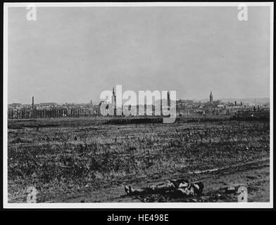 Questa immagine storica offre una vista di Cambrai dal fronte canadese durante la prima guerra mondiale. La fotografia cattura il paesaggio della regione segnata dalla battaglia, riflettendo l'impatto della guerra di trincea in questa battaglia fondamentale. Foto Stock