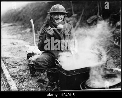 Questa fotografia illustra le razioni dell'esercito durante la prima guerra mondiale sul fronte occidentale, dando uno sguardo alla vita quotidiana dei soldati e agli aspetti pratici della sopravvivenza in tempo di guerra. L'immagine mostra gli umili ma vitali rifornimenti che hanno sostenuto le truppe durante il conflitto. Foto Stock