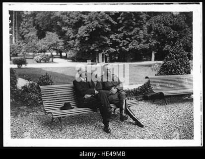 Questa fotografia d'epoca mostra un incontro tra il primo ministro britannico Arthur Balfour e il generale Douglas Haig, due figure di spicco della prima guerra mondiale. L'immagine cattura un momento di importanza storica durante l'inizio del XX secolo. Foto Stock