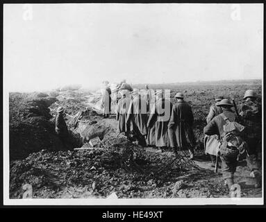 Questa fotografia dei prigionieri tedeschi sul fronte occidentale durante la prima guerra mondiale cattura un momento cupo nella storia militare, mostrando i soldati catturati dal conflitto. Foto Stock