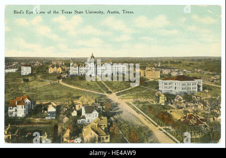 Una vista dall'alto della Texas State University di Austin, Texas, che mostra il suo vasto campus e il paesaggio urbano circostante. L'università, fondata nel 1881, è un'istituzione di primo piano in Texas conosciuta per la sua eccellenza accademica e il suo diverso corpo studentesco. Questa storica fotografia aerea mette in evidenza la crescita dell'università e il suo ruolo significativo nell'istruzione superiore nella regione. Foto Stock