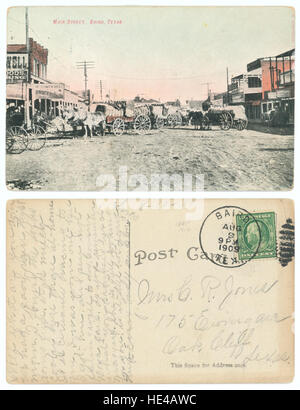Una fotografia storica di Main Street a Baird, Texas, che mostra i giorni passati della città con negozi, carri e cavalli. Questa immagine cattura l'atmosfera dei primi anni del XX secolo di una piccola città del Texas, dando uno sguardo alla sua vita commerciale e alle scene di strada. Foto Stock