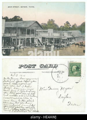 Questa immagine storica di Main Street a Baston, Texas, mostra il vivace centro commerciale della piccola città. La scena cattura i negozi al dettaglio, i carri, le carrozze e i cavalli, mettendo in evidenza la vita e il commercio del Texas alla fine del XIX secolo. Foto Stock