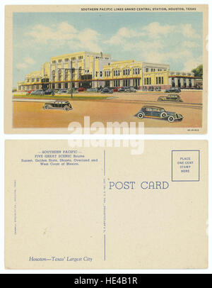 Questa immagine storica cattura la stazione della Southern Pacific Lines presso la Grand Central Station di Houston, Texas, mostrando l'età d'oro delle ferrovie. La fotografia mette in evidenza l'architettura iconica della stazione e la vivace attività dei trasporti dei primi anni del XX secolo. Foto Stock
