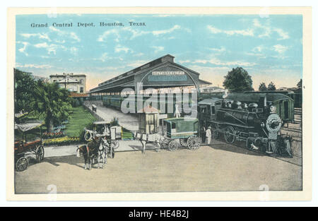 Grand Central Depot a Houston, Texas, fu un'importante stazione ferroviaria durante la fine del XIX e l'inizio del XX secolo. L'immagine storica cattura l'architettura del deposito e la vivace scena dei trasporti con treni, passeggeri e carrozze. Foto Stock