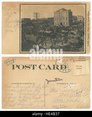 Questa immagine storica di una piazza pubblica cattura un'epoca passata, mostrando scene di vivaci piazze, negozi al dettaglio, carri, carrozze, carrelli, cavalli e folle. Riflette la natura vivace e dinamica della vita pubblica in un periodo precedente, probabilmente nel XIX secolo o prima, offrendo uno sguardo sulla vita urbana e sui trasporti del passato. Foto Stock