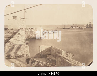 L'immagine raffigura lo storico Castillo de San Juan de Ulua, una fortezza a Veracruz, in Messico, con una bandiera a metà del personale. Il forte ha una ricca storia, che funge da base militare e prigione, con la sua posizione vicino al porto che offre una vista strategica della costa e delle rotte di navigazione. Foto Stock
