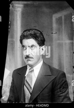 Un ritratto d'epoca dall'Archivio Costica Acsinte, raffigurante un uomo rumeno della regione di Ialomita, catturato su una lastra di vetro negativa, che illustra il patrimonio rumeno e la storia culturale dei primi anni del XX secolo. Foto Stock