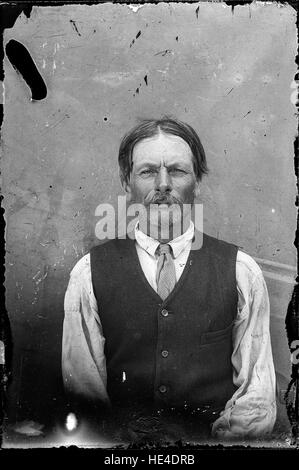 Ritratto di un uomo con baffi provenienti da Ialomița, Romania, catturato da Costica Acsinte, che riflette la vita rurale rumena all'inizio del XX secolo Foto Stock