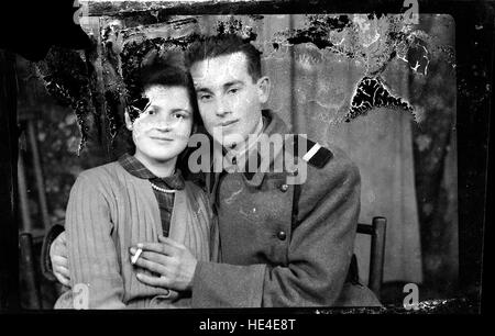 Un ritratto storico di una coppia rumena, realizzato su planfilm di Costica Acsinte, che mostra l'abbigliamento e le usanze tradizionali rumeni. Foto Stock