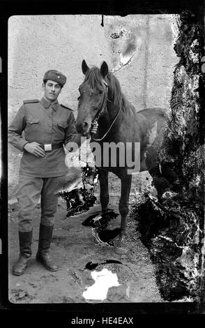 Una fotografia che mostra un soldato a cavallo, scattata con un foglio di pellicola dall'Archivio Costica Acsinte. Foto Stock
