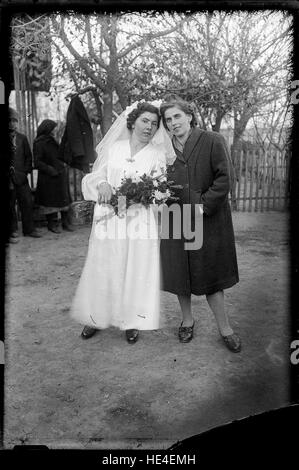 Ritratto nuziale di Costică Acsinte della regione di Ialomita, Romania. Questa fotografia vintage su lastre di vetro documenta le tradizioni nuziali rumene dell'inizio del XX secolo. Foto Stock