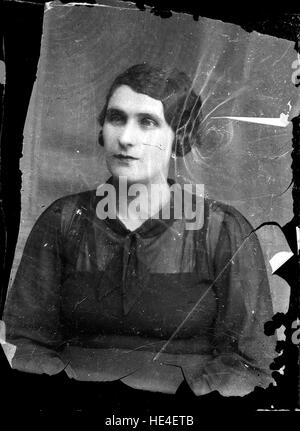 Un ritratto vintage dall'Archivio Costică Acsinte, raffigurante una donna in nero a Ialomita, Romania. L'immagine rappresenta il patrimonio culturale e storico rumeno dei primi anni del XX secolo. Foto Stock