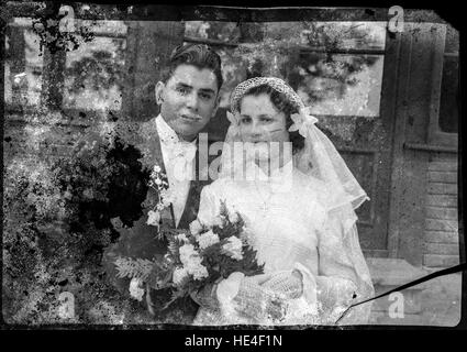 Uno storico ritratto di nozze di uno sposo e sposa rumeno, realizzato su planfilm di Costica Acsinte, che riflette le tradizioni matrimoniali dei primi anni del XX secolo. Foto Stock