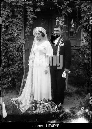 Uno storico ritratto di nozze di una coppia rumena, scattato da Costica Acsinte, che riflette l'abbigliamento e le usanze tradizionali del matrimonio. Foto Stock