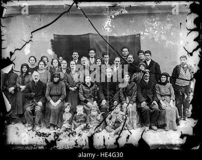 Un ritratto di gruppo vintage dall'Archivio Costică Acsinte che mostra gli abitanti rumeni a Ialomita, Romania. La fotografia cattura la storia familiare e culturale dei primi anni del XX secolo. Foto Stock