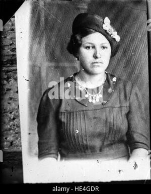 Tre ritratti storici dall'Archivio Costica Acsinte, una collezione di fotografie di lastre di vetro rumene dell'inizio del XX secolo. Foto Stock