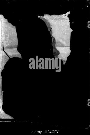 Due ritratti storici dall'Archivio Costica Acsinte, che mostrano individui in abiti tradizionali rumeni, catturati all'inizio del XX secolo. Foto Stock