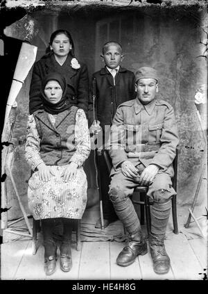 Ritratto di famiglia, l'uomo nella giusta indossa un esercito uniforme (soldier ro.wikipedia.org/wiki/Grad militar ( http://ro.wikipedia.org/wiki/Grad militar ) ), il ragazzo nel mezzo è orgogliosamente tenendo un nuovo frusta - probabilmente arrivati alla foto in studio da un carro cavalli. Foto Stock