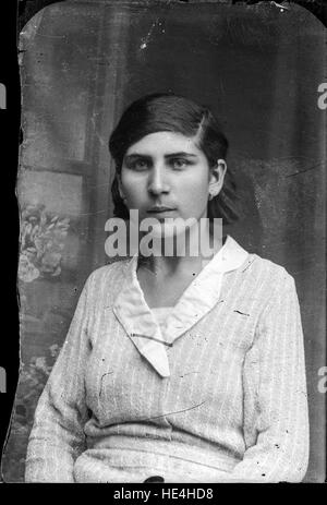 Un ritratto storico di una donna rumena di Ialomita, catturato su lastra di vetro da Costica Acsinte, che mostra il patrimonio culturale rumeno e la storia dell'inizio del XX secolo. Foto Stock