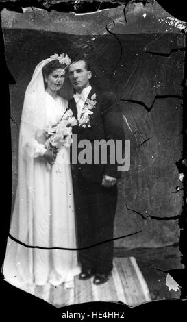 Un ritratto di nozze realizzato su un piatto di vetro negativo, che mostra una scena storica della Romania, scattata dall'Archivio Costica Acsinte nel 2013. Foto Stock