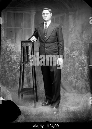 Ritratto di un uomo di Ialomita, Romania, catturato da Costica Acsinte all'inizio del XX secolo, che mostra la vita e l'abbigliamento rurale rumeni Foto Stock