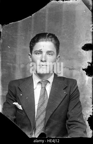 Un ritratto vintage di una giovane donna rumena di Ialomita, catturato su lastra di vetro da Costica Acsinte. L'immagine riflette il patrimonio culturale rumeno e la storia familiare dei primi anni del XX secolo. Foto Stock