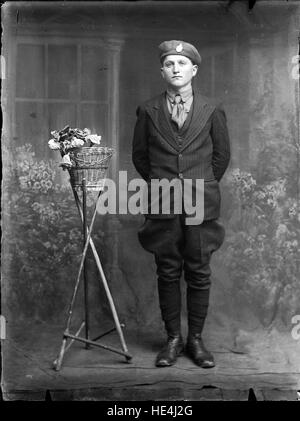 Un ritratto di un uomo di Ialomita, Romania, catturato da Costica Acsinte. La fotografia riflette la vita rurale rumena all'inizio del XX secolo. Foto Stock