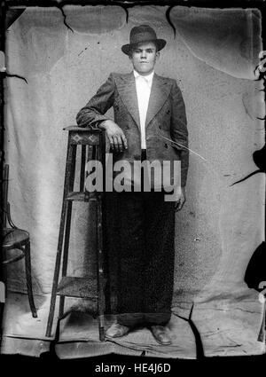 Ritratto di un uomo dall'archivio di Costică Acsinte, catturato a Ialomita, Romania, che riflette la vita rumena dell'inizio del XX secolo Foto Stock