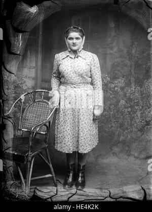 Un ritratto di una donna dell'Archivio Costica Acsinte, catturato all'inizio del XX secolo in Romania su una lastra di vetro. La fotografia mostra la cultura rumena e la vita rurale, preservando l'eredità della storia e delle tradizioni della famiglia rumena. Foto Stock
