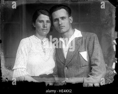 Un ritratto d'epoca di una donna rumena dell'inizio del XX secolo, catturato in abbigliamento tradizionale da Costica Acsinte. Questa lastra di vetro negativa riflette la cultura rurale della regione di Ialomita e il patrimonio rumeno. Foto Stock