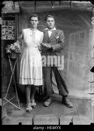 Un ritratto storico di una coppia rumena, scattato da Costica Acsinte, che mostra la fotografia dell'inizio del XX secolo e l'abbigliamento tradizionale. Foto Stock