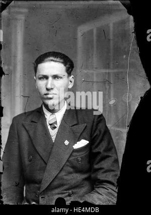 Un ritratto vintage dall'Archivio Costica Acsinte, che mostra un uomo rumeno della regione di Ialomita, catturato su un piatto di vetro, che rappresenta il patrimonio culturale e la conservazione storica rumeni all'inizio del XX secolo. Foto Stock