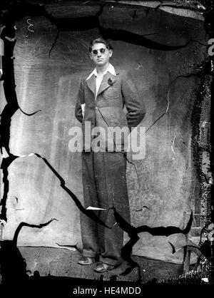 Un ritratto di un uomo di Ialomita, Romania, catturato su una lastra di vetro, che riflette la vita rumena dei primi anni del XX secolo. Foto Stock