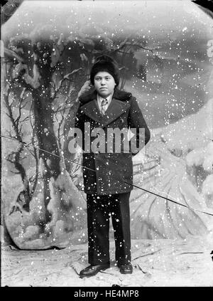 Un ritratto storico tratto dall'Archivio Costica Acsinte, realizzato a Ialomita, Romania. La fotografia in bianco e nero, scattata su lastre di vetro, riflette la vita rurale rumena e il patrimonio culturale dell'inizio del XX secolo. Foto Stock