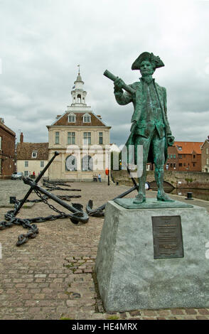 Custom House Quay, King's Lynn, West Norfolk, Inghilterra UK, che mostra la statua di George Vancouver e il Custom House Edificio. Foto Stock