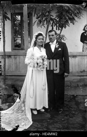 Ritratto nuziale di Miri, sposa con il suo sposo, tratto a Ialomita, Romania, dall'Archivio Costica Acsinte Foto Stock