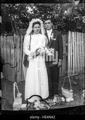 Un ritratto di nozze di Ialomita, Romania, realizzato da Costică Acsinte, con una sposa e uno sposo in un tradizionale abito nuziale rumeno. Foto Stock