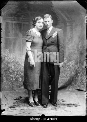 Ritratto di coppia dalla Romania, realizzato da Costica Acsinte, regione Ialomita Foto Stock