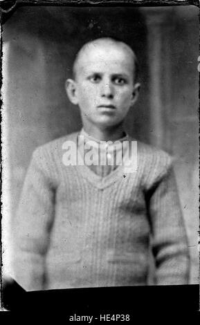 Fotografia di un bambino della Romania del XX secolo, presa su un negativo di carta di Costica Acsinte. Foto Stock