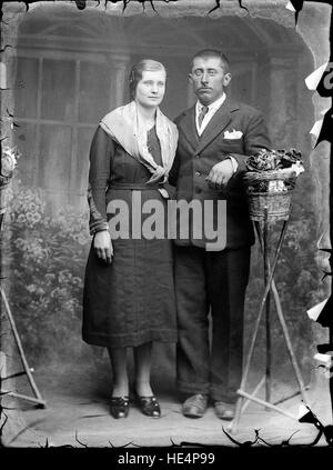 Una fotografia storica di una coppia, scattata in Romania nel 2015. Catturato su lastre di vetro da Costică Acsinte Archive. Foto Stock