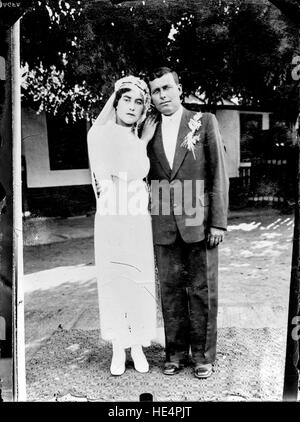 Sposa e sposo in una fotografia di riproduzione storica, scattata su lastra di vetro a Ialomita, Romania, che rappresenta un'epoca passata Foto Stock